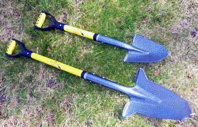 The two D-handle sizes of the Spear Head Spade - one has a 41-inch shaft and the other has a 30-inch one