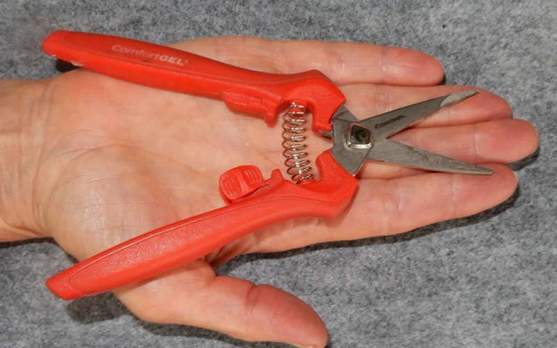 The sliding lock needs a little thumb strength to open and close the snips