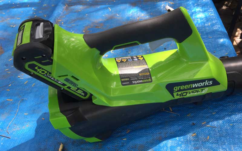greenworks-40v-cordless-blower-battery-installed