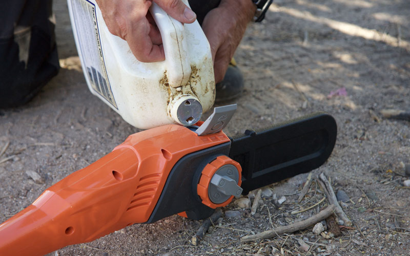 Redback Chain Pole Saw filling with oil