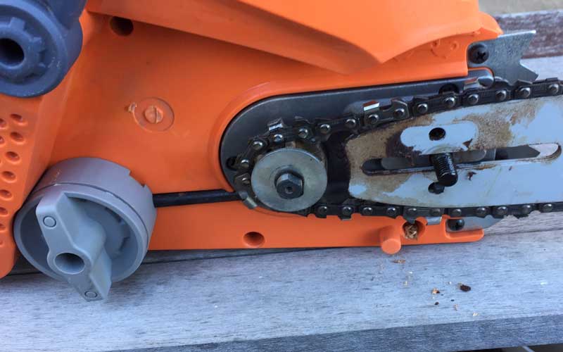 Redback chainsaw chain assembly